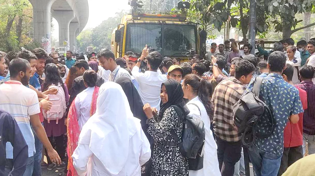 নারী নিপীড়নের প্রতিবাদে শাহবাগে ৩০ কলেজের শিক্ষার্থীদের অবস্থান